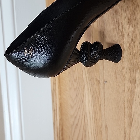 CHANEL authentic Black Textured Leather Heels with Knotted Detail - Picture 3 of 6